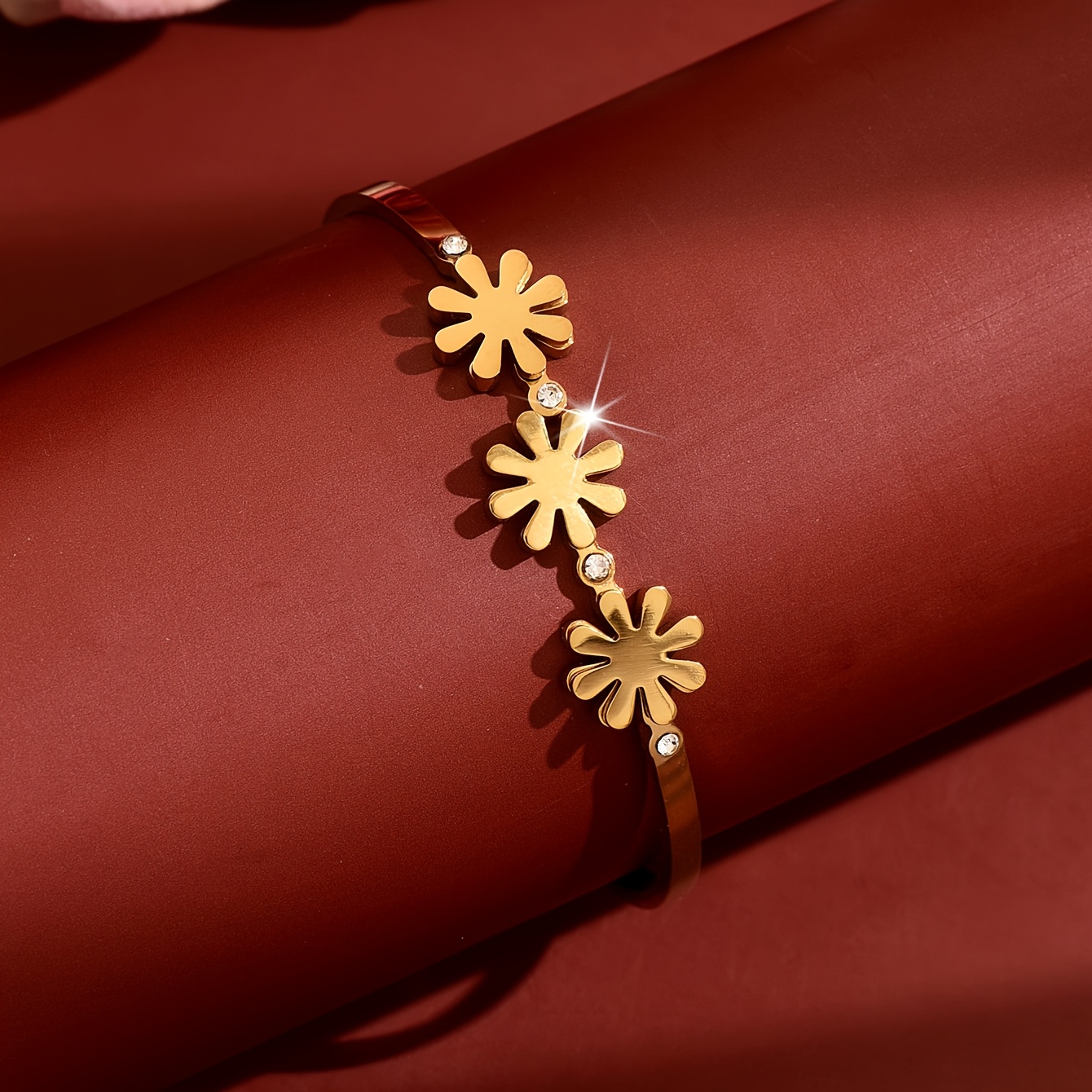 Women's Daisy-Shaped Decorative Bracelet, Light Luxury Design